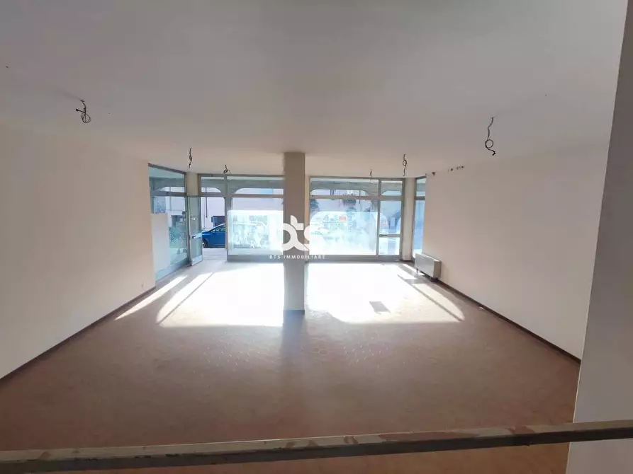 Immagine 3 di Locale commerciale in vendita  in via sant'antonio a Costa Volpino