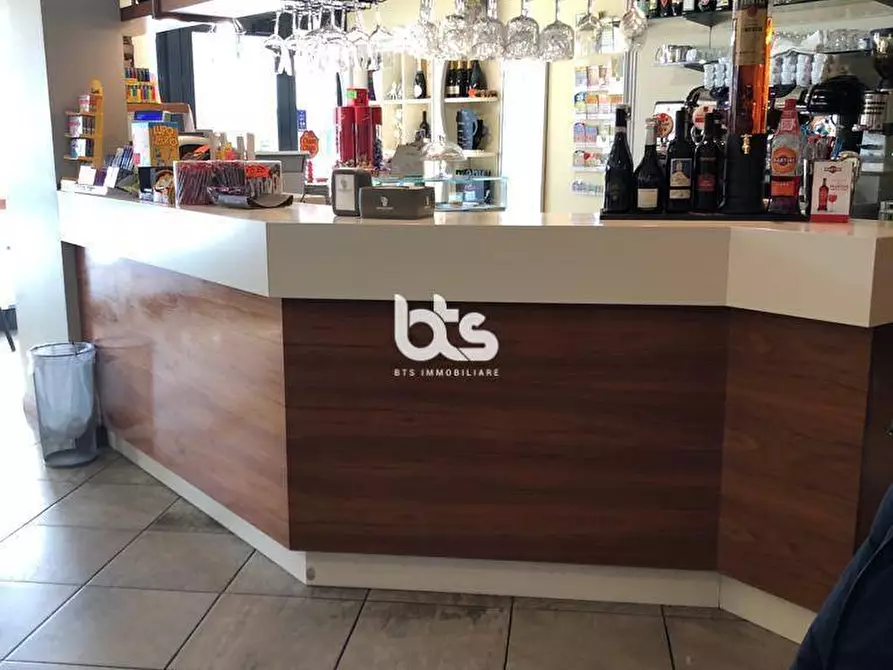 Immagine 1 di Attività commerciale in vendita  in piazza manzu a Clusone