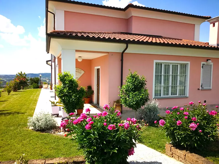 Immagine 3 di Villa in vendita  in Via Carlo Alberto a Verduno