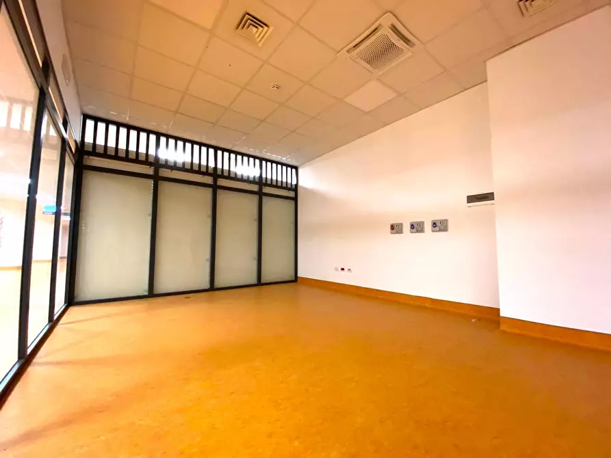 Immagine 3 di Locale commerciale in affitto  in Via Tanaro a Verduno