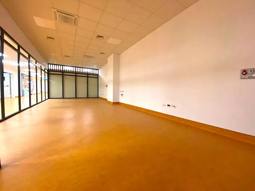 Immagine 5 di Locale commerciale in affitto  in Via Tanaro a Verduno