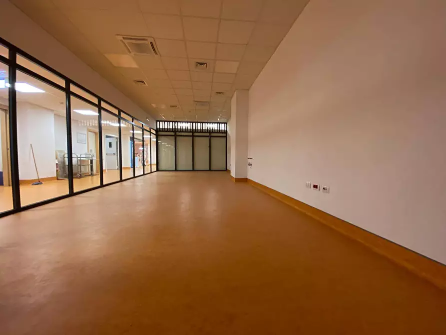 Immagine 6 di Locale commerciale in affitto  in Via Tanaro a Verduno