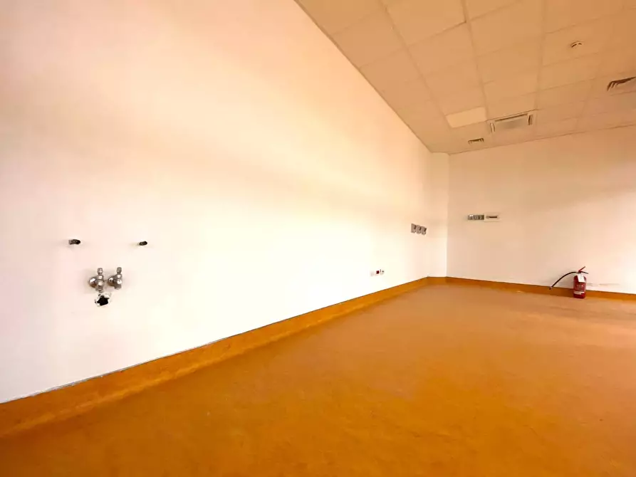 Immagine 8 di Locale commerciale in affitto  in Via Tanaro a Verduno