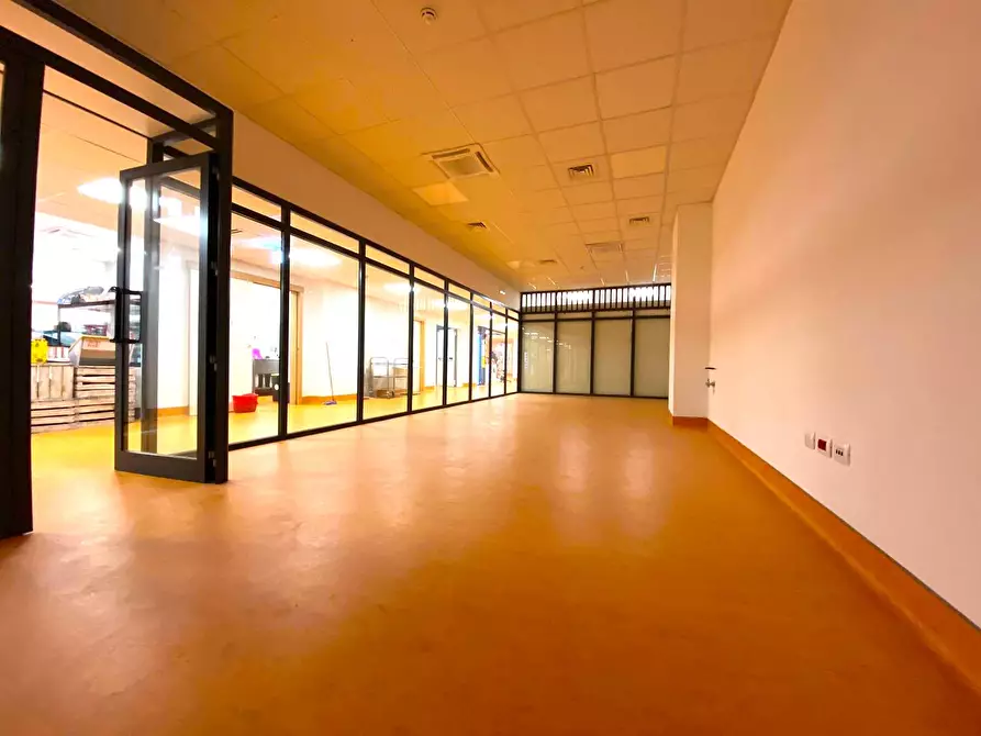 Immagine 11 di Locale commerciale in affitto  in Via Tanaro a Verduno