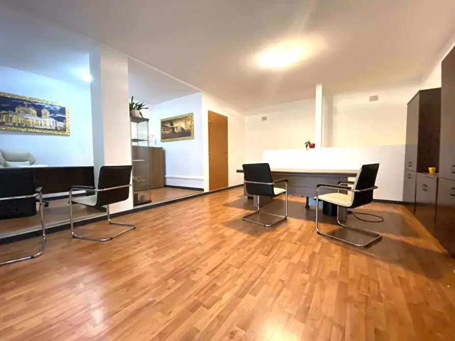 Immagine 2 di Locale commerciale in affitto  in Via Camillo Benso di Cavour a Rivoli