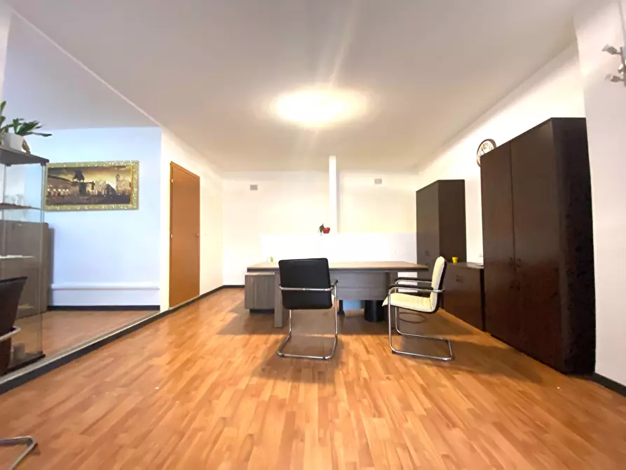 Immagine 3 di Locale commerciale in affitto  in Via Camillo Benso di Cavour a Rivoli