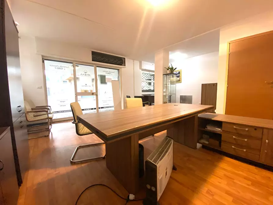 Immagine 4 di Locale commerciale in affitto  in Via Camillo Benso di Cavour a Rivoli