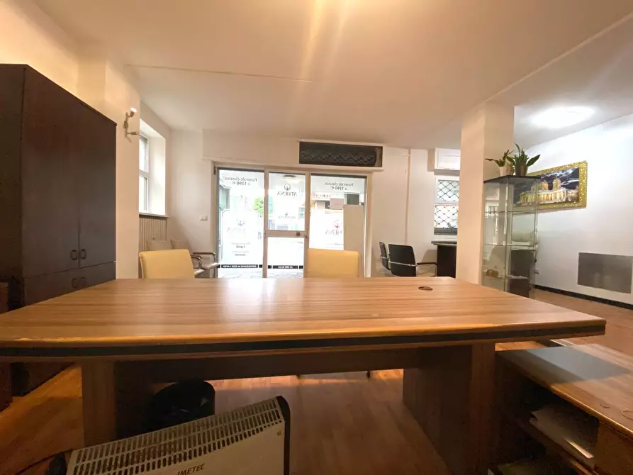 Immagine 5 di Locale commerciale in affitto  in Via Camillo Benso di Cavour a Rivoli