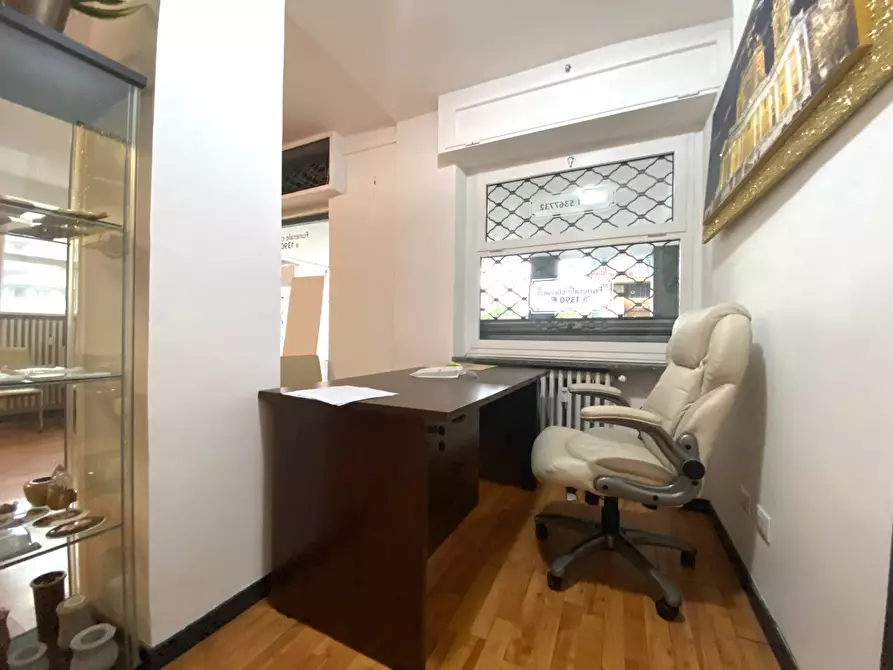 Immagine 8 di Locale commerciale in affitto  in Via Camillo Benso di Cavour a Rivoli