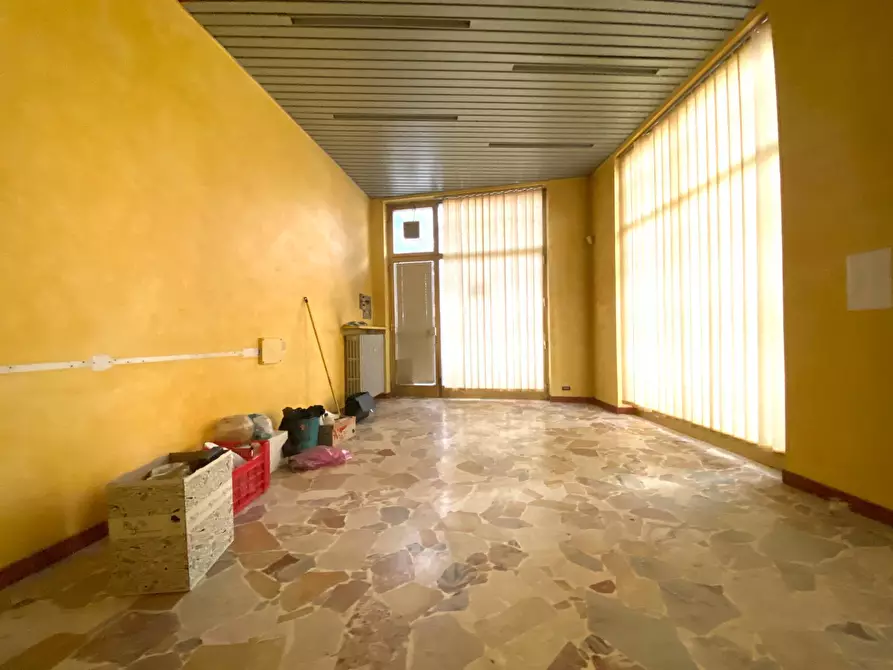 Immagine 2 di Locale commerciale in affitto  in Viale Divisione Cuneense a Dogliani