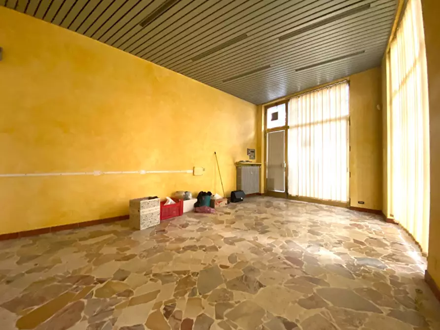 Immagine 3 di Locale commerciale in affitto  in Viale Divisione Cuneense a Dogliani
