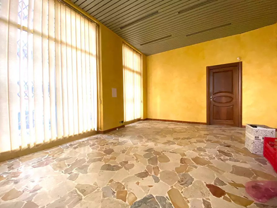 Immagine 4 di Locale commerciale in affitto  in Viale Divisione Cuneense a Dogliani