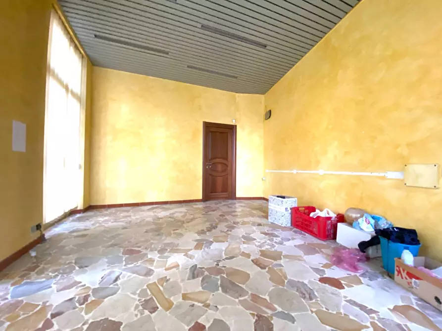 Immagine 5 di Locale commerciale in affitto  in Viale Divisione Cuneense a Dogliani