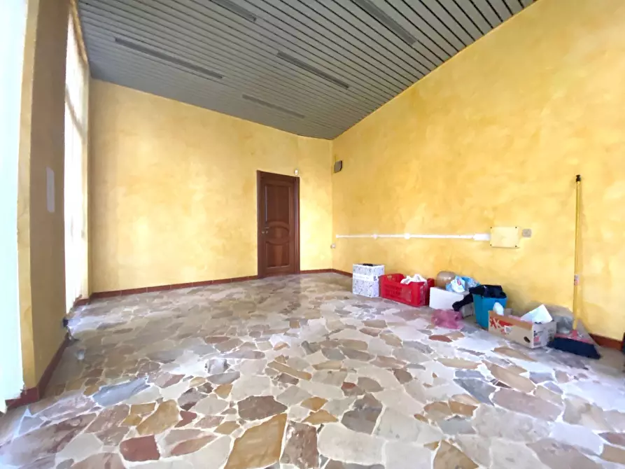 Immagine 6 di Locale commerciale in affitto  in Viale Divisione Cuneense a Dogliani