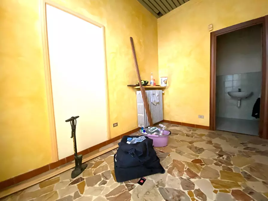 Immagine 9 di Locale commerciale in affitto  in Viale Divisione Cuneense a Dogliani