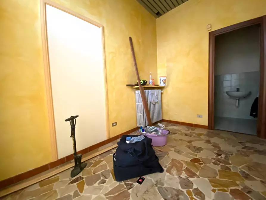 Immagine 3 di Locale commerciale in vendita  in Viale Divisione Cuneense a Dogliani