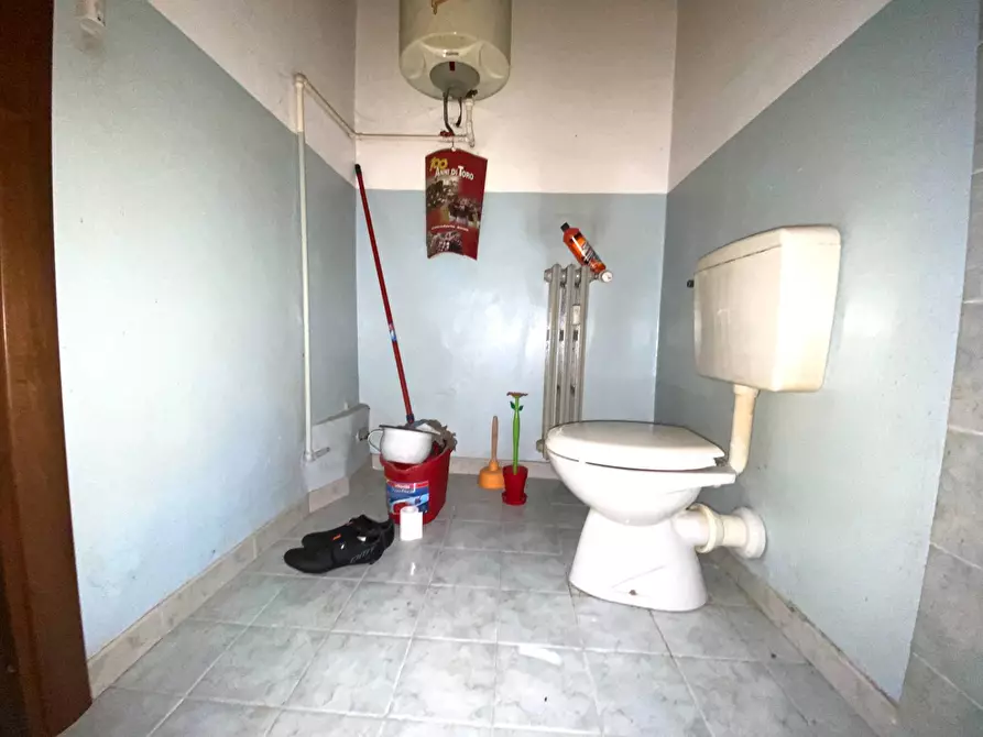 Immagine 7 di Locale commerciale in vendita  in Viale Divisione Cuneense a Dogliani