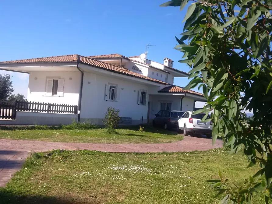 Immagine 2 di Villa in vendita  in via Moscarello a Latina