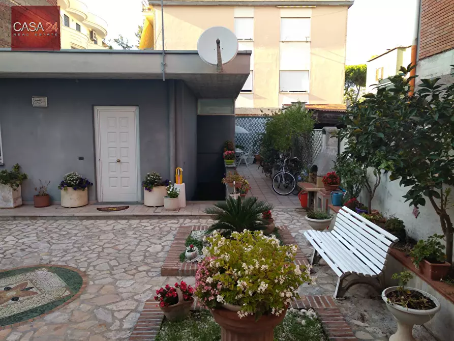 Immagine 12 di Villa in vendita  in latina a Latina