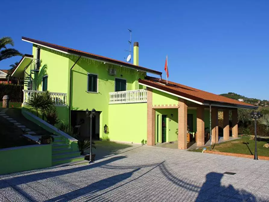 Immagine 1 di Villa in vendita  in Via del Semaforo a Martinsicuro