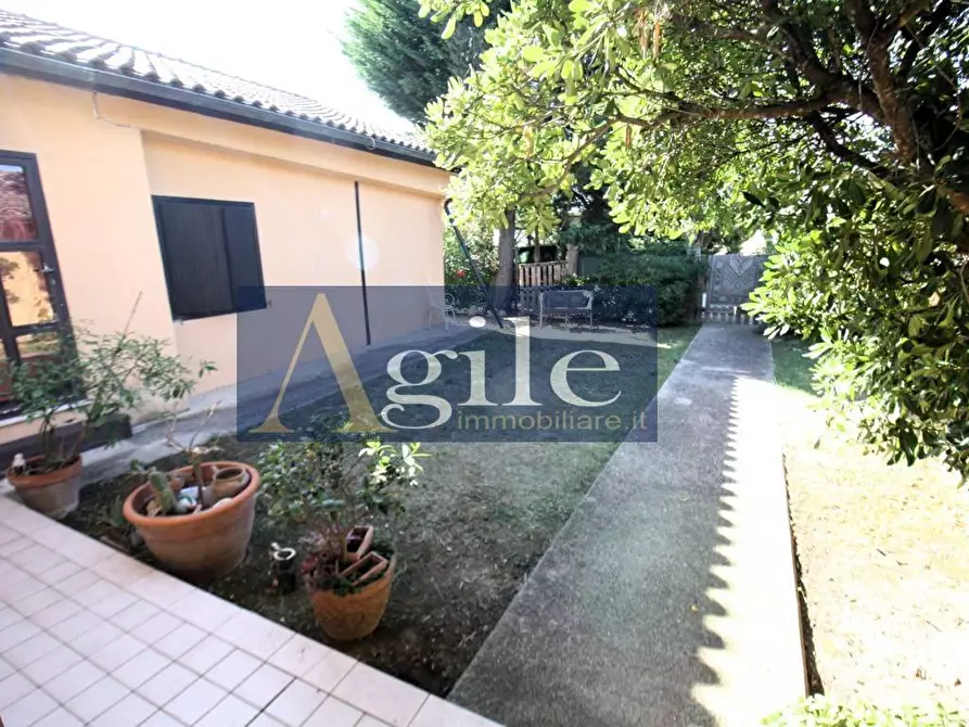 Immagine 30 di Villa in vendita  in CASTORANO a Castorano