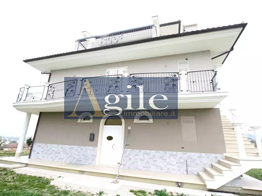 Immagine 2 di Villa in vendita  in Contrada Carpineto a Monsampolo Del Tronto