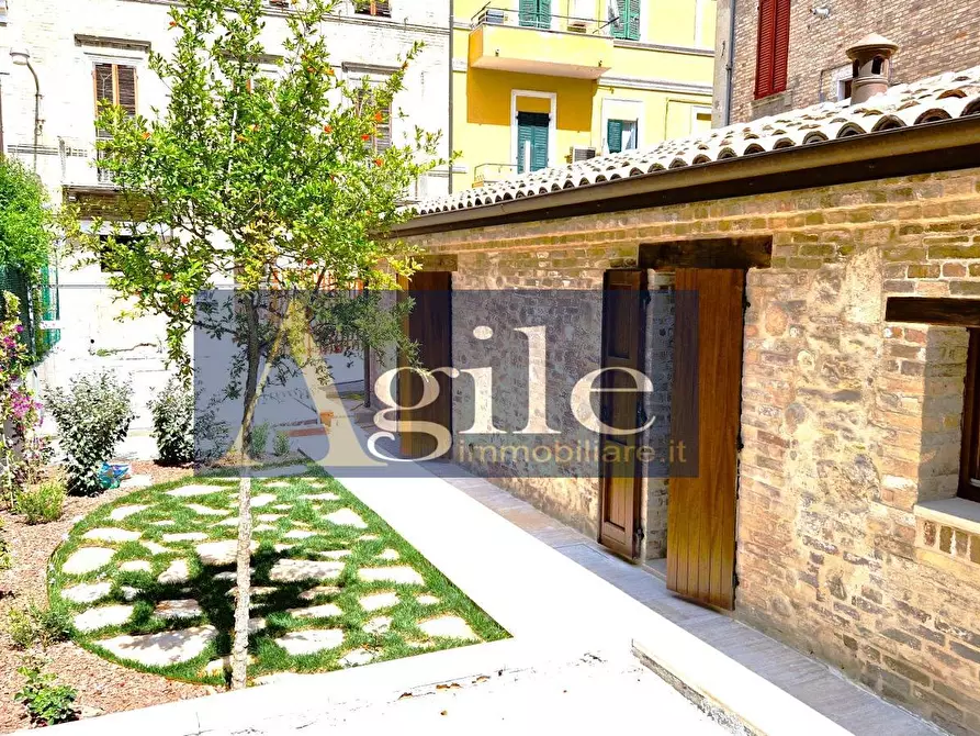 Immagine 1 di Villa in vendita  in VIA FRATELLI CAIROLI a San Benedetto Del Tronto