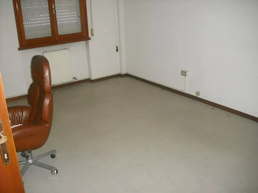 Immagine 4 di Ufficio in affitto  a Pontedera