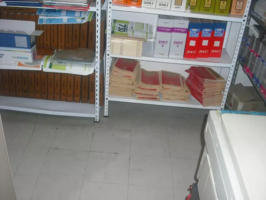 Immagine 12 di Ufficio in affitto  a Pontedera