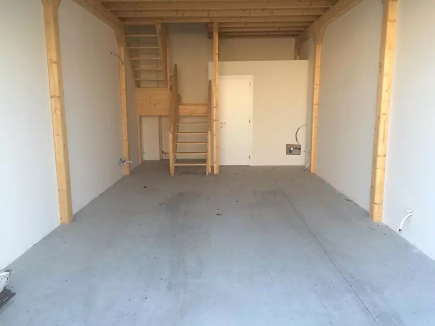 Immagine 1 di Magazzino in affitto  in Via Ugo Tiberio a Pisa