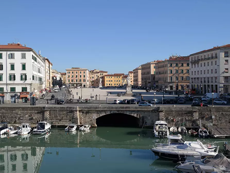 Immagine 2 di Attività commerciale in affitto  in Via Grande a Livorno