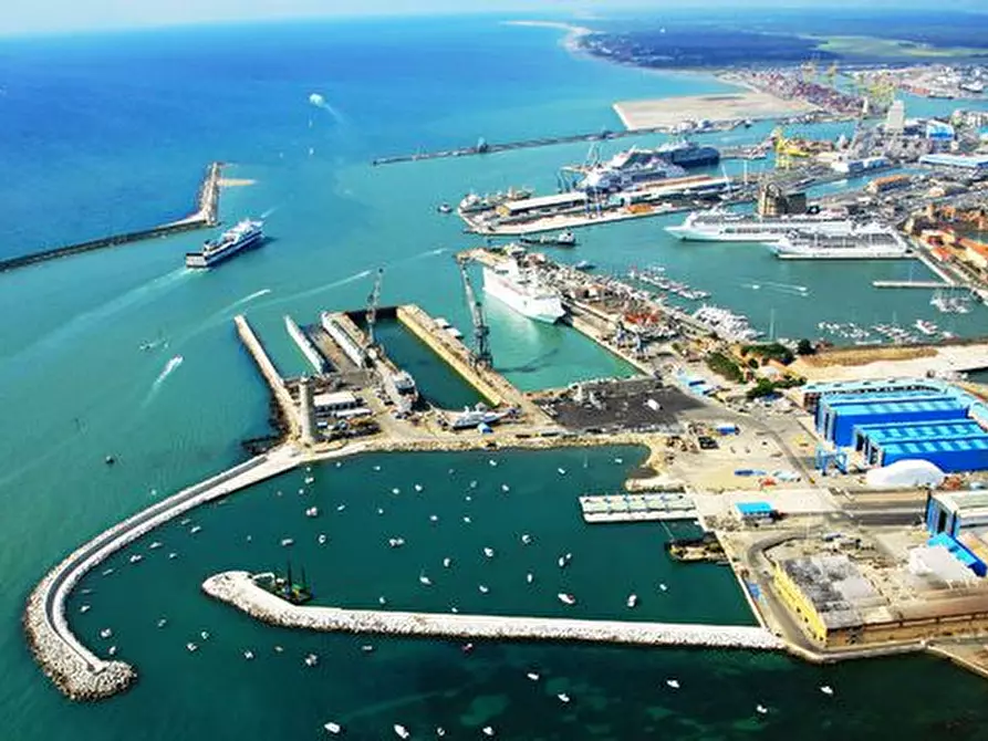 Immagine 4 di Attività commerciale in affitto  in Via Grande a Livorno