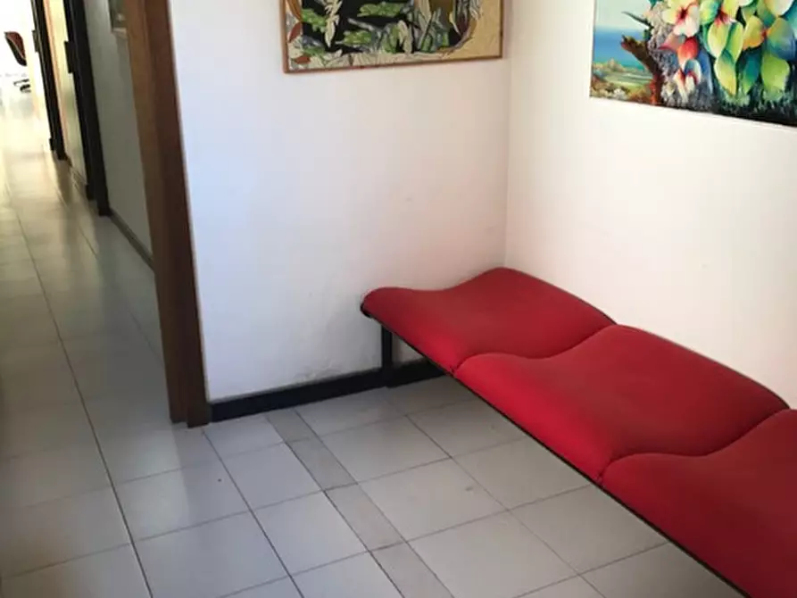 Immagine 4 di Ufficio in affitto  in Via Roma a Livorno