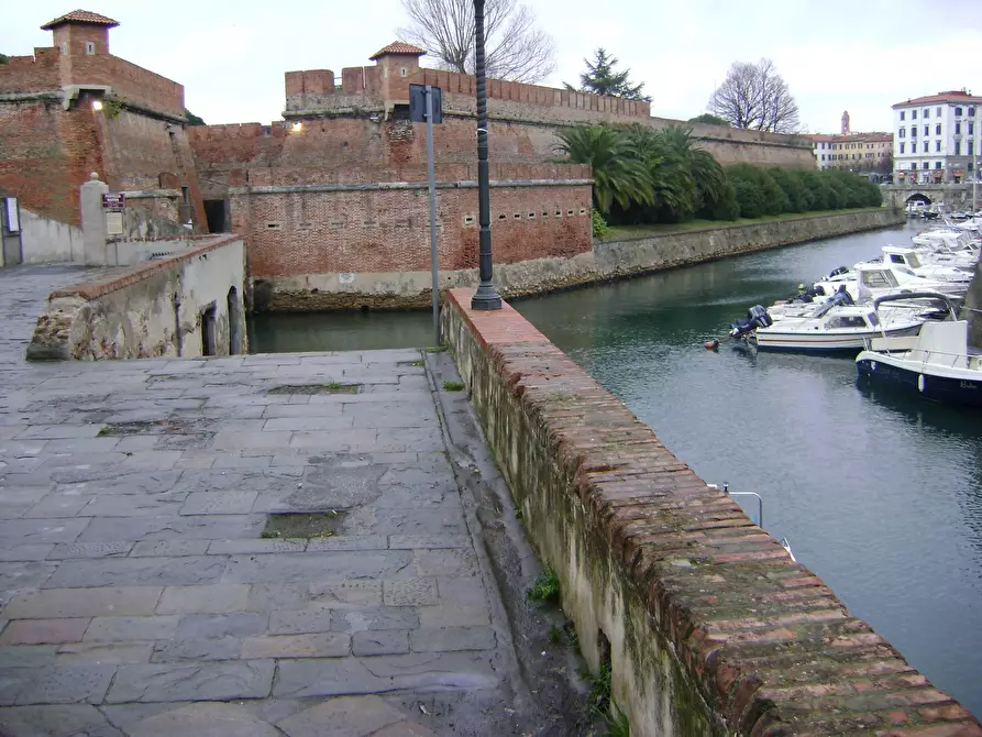 Immagine 9 di Attività commerciale in affitto  in Via Dei Pescatori a Livorno