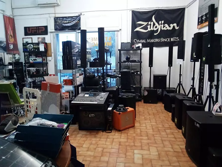 Immagine 9 di Attività commerciale in affitto  in Via ugo la malfa a Collesalvetti