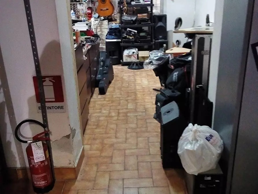 Immagine 14 di Attività commerciale in affitto  in Via ugo la malfa a Collesalvetti