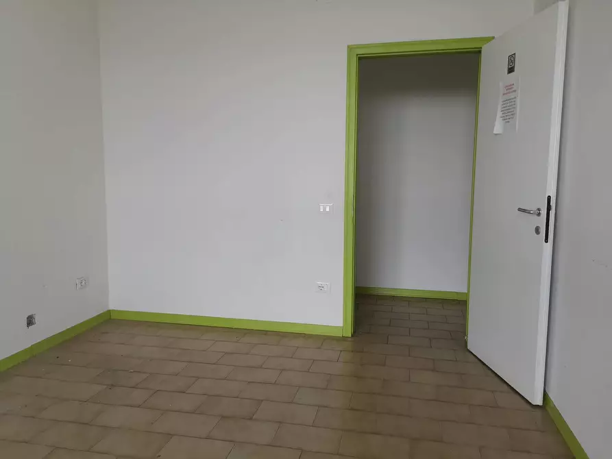 Immagine 2 di Attività commerciale in affitto  in via Tosco Romagnola a Calcinaia