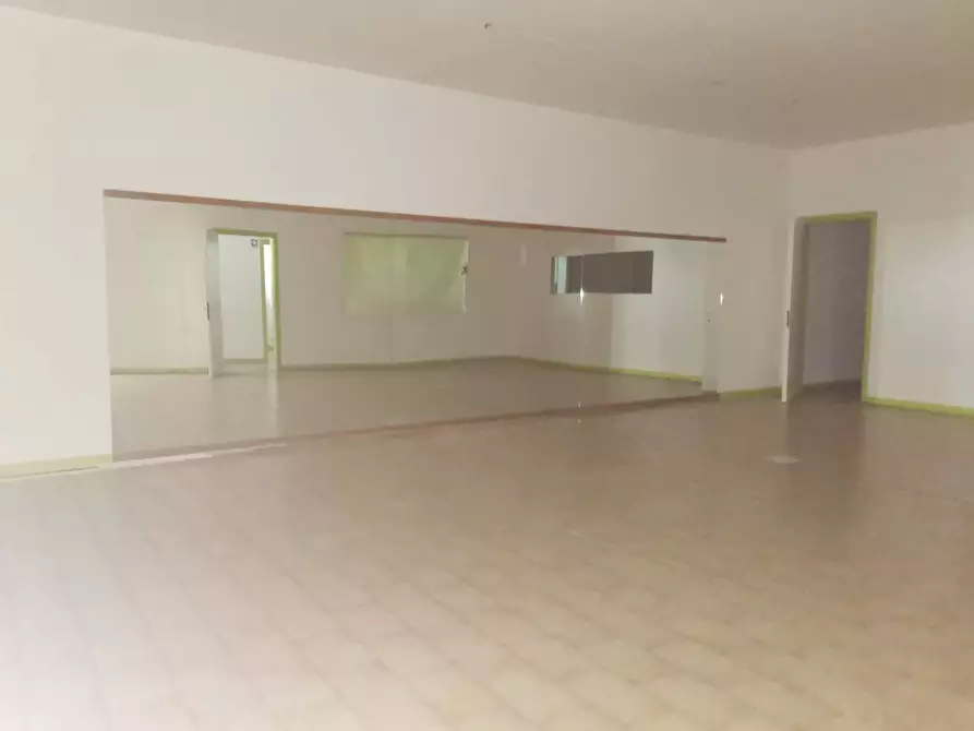 Immagine 4 di Attività commerciale in affitto  in via Tosco Romagnola a Calcinaia