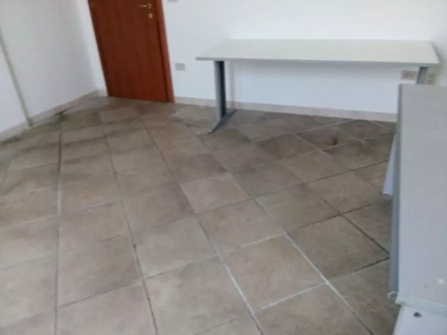 Immagine 11 di Ufficio in affitto  in Via Gian Battista Guarini a Livorno