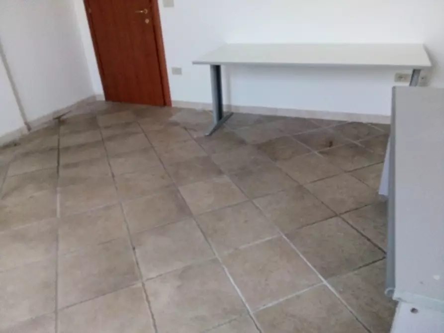 Immagine 12 di Ufficio in affitto  in Via Gian Battista Guarini a Livorno