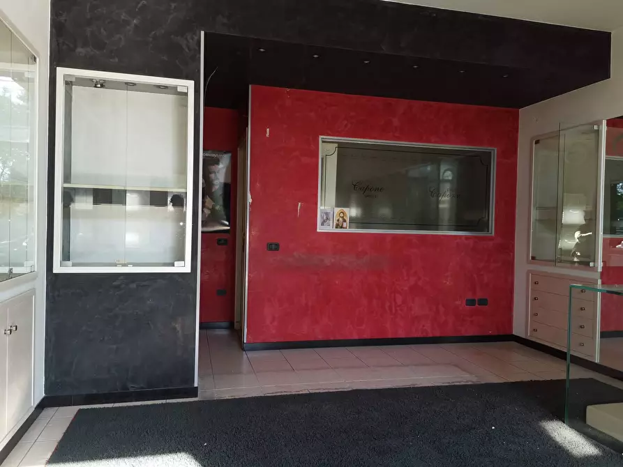 Immagine 2 di Attività commerciale in affitto  in via Amendola a Calcinaia