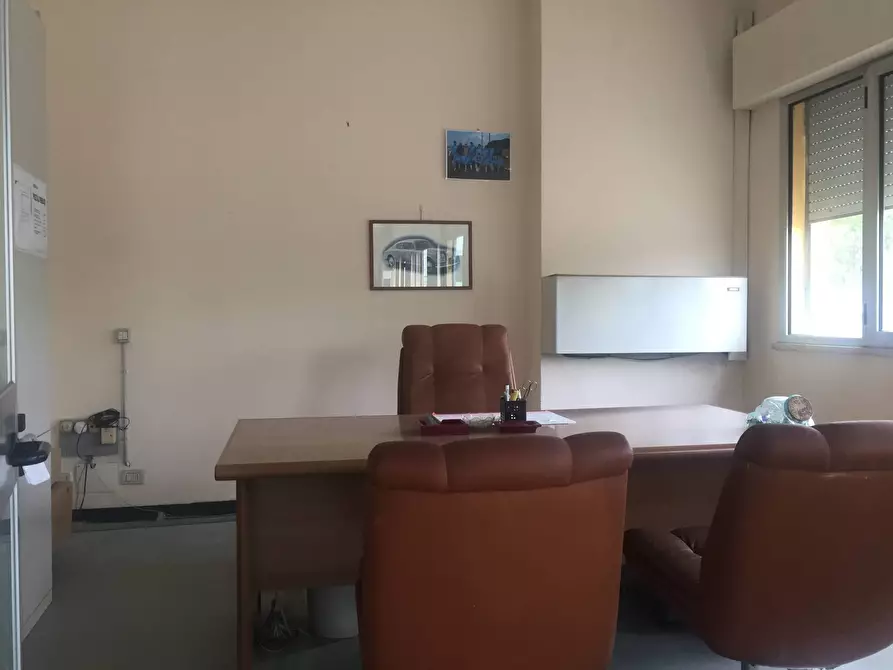 Immagine 3 di Attività commerciale in affitto  in via della chiesa xxxii a Lucca