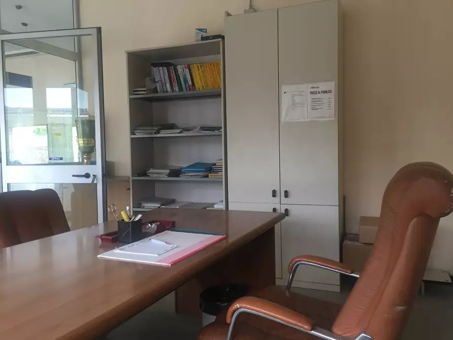 Immagine 4 di Attività commerciale in affitto  in via della chiesa xxxii a Lucca