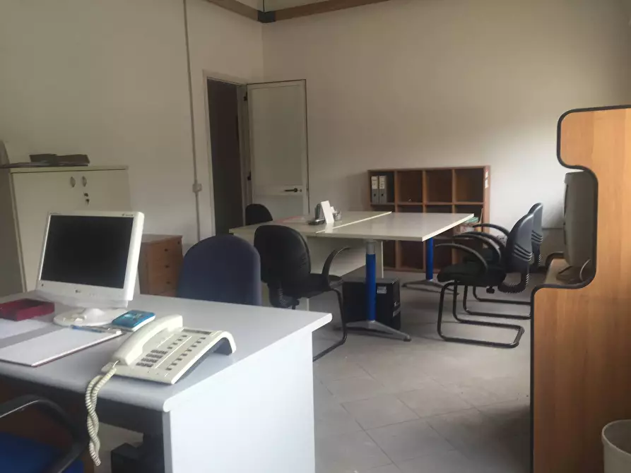 Immagine 9 di Attività commerciale in affitto  in via della chiesa xxxii a Lucca