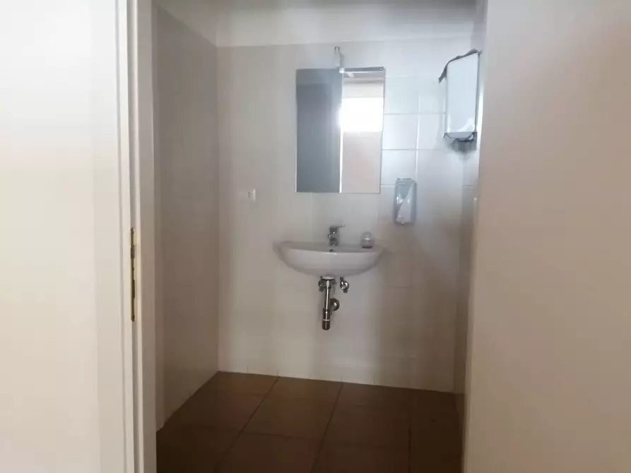 Immagine 6 di Ufficio in affitto  in via praga a Ponsacco