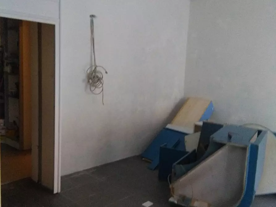 Immagine 2 di Attività commerciale in affitto  in Via delle Navi a Livorno