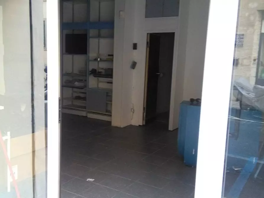 Immagine 9 di Attività commerciale in affitto  in Via delle Navi a Livorno
