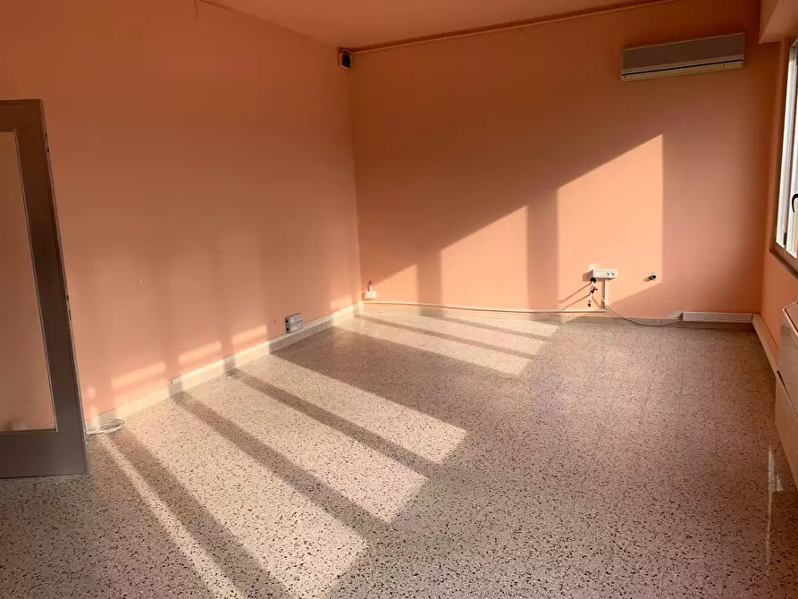 Immagine 6 di Attività commerciale in affitto  in via savonarola a Lucca