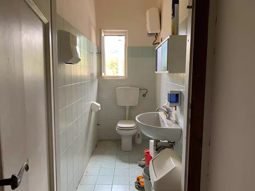 Immagine 18 di Ufficio in affitto  in via della stazione a Lucca