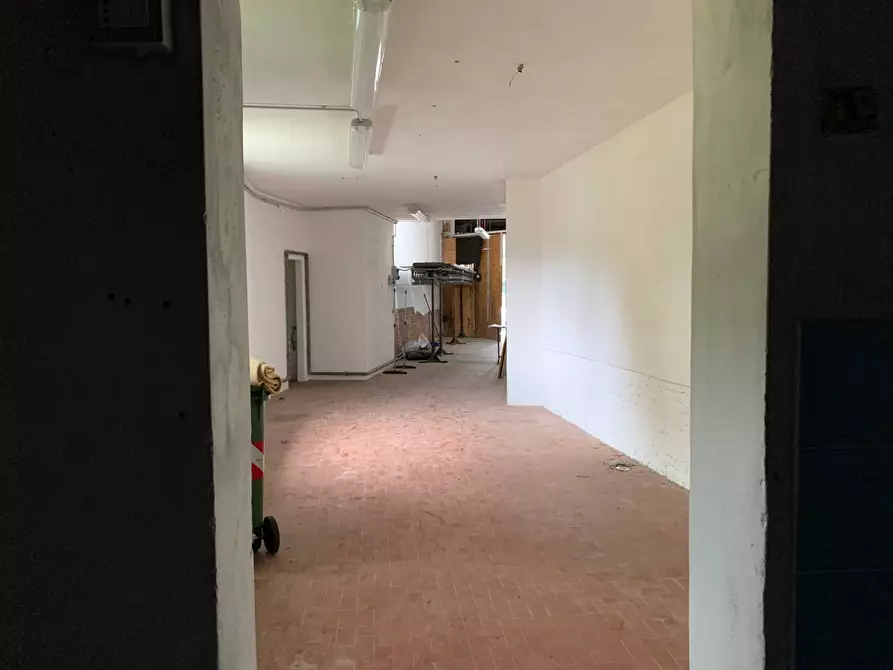 Immagine 5 di Attività commerciale in affitto  in via nazionale a Lucca
